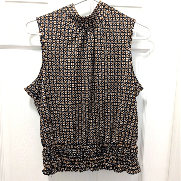 Patterned Sleeveless Blouse with Halter Neck, bow Tie In Back And Smocked Waist - Picture 2 of 4